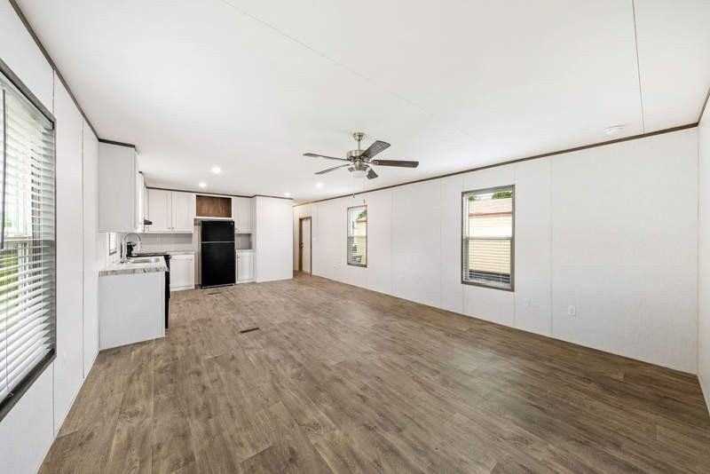 112 E Semands St - Photo 2 of 10
