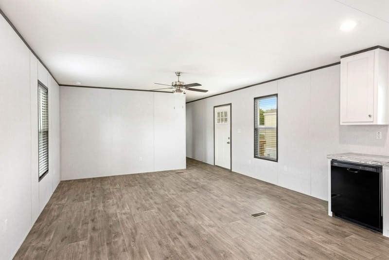 112 E Semands St - Photo 4 of 10