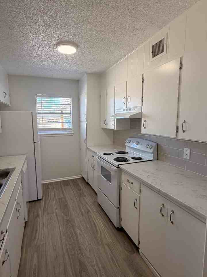 1309 Tanglewood Ln - Photo 3 of 11