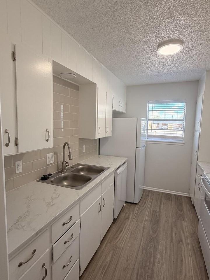 1309 Tanglewood Ln - Photo 4 of 11