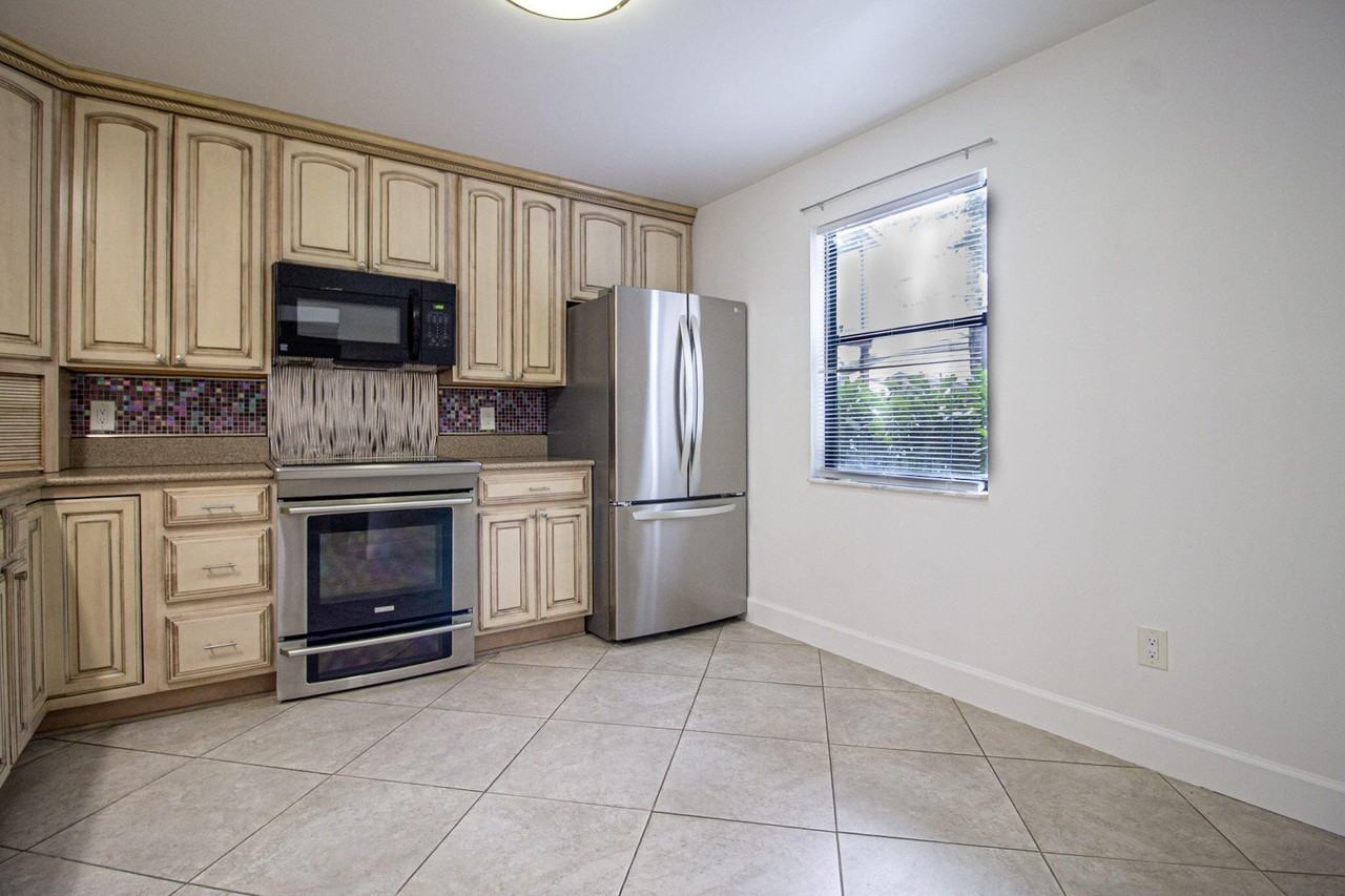 1303 Lakeview Dr E - Photo 3 of 20