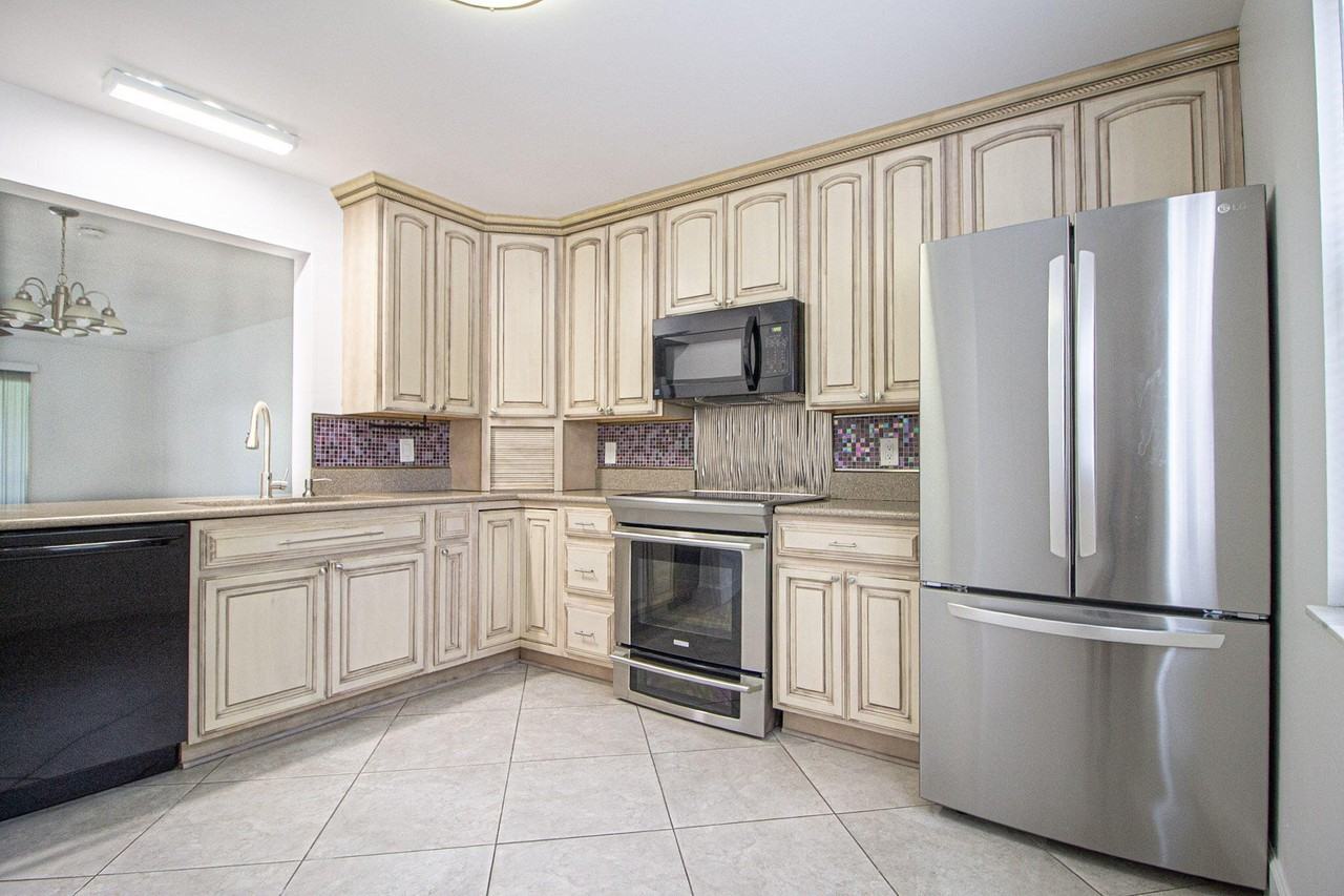 1303 Lakeview Dr E - Photo 4 of 20
