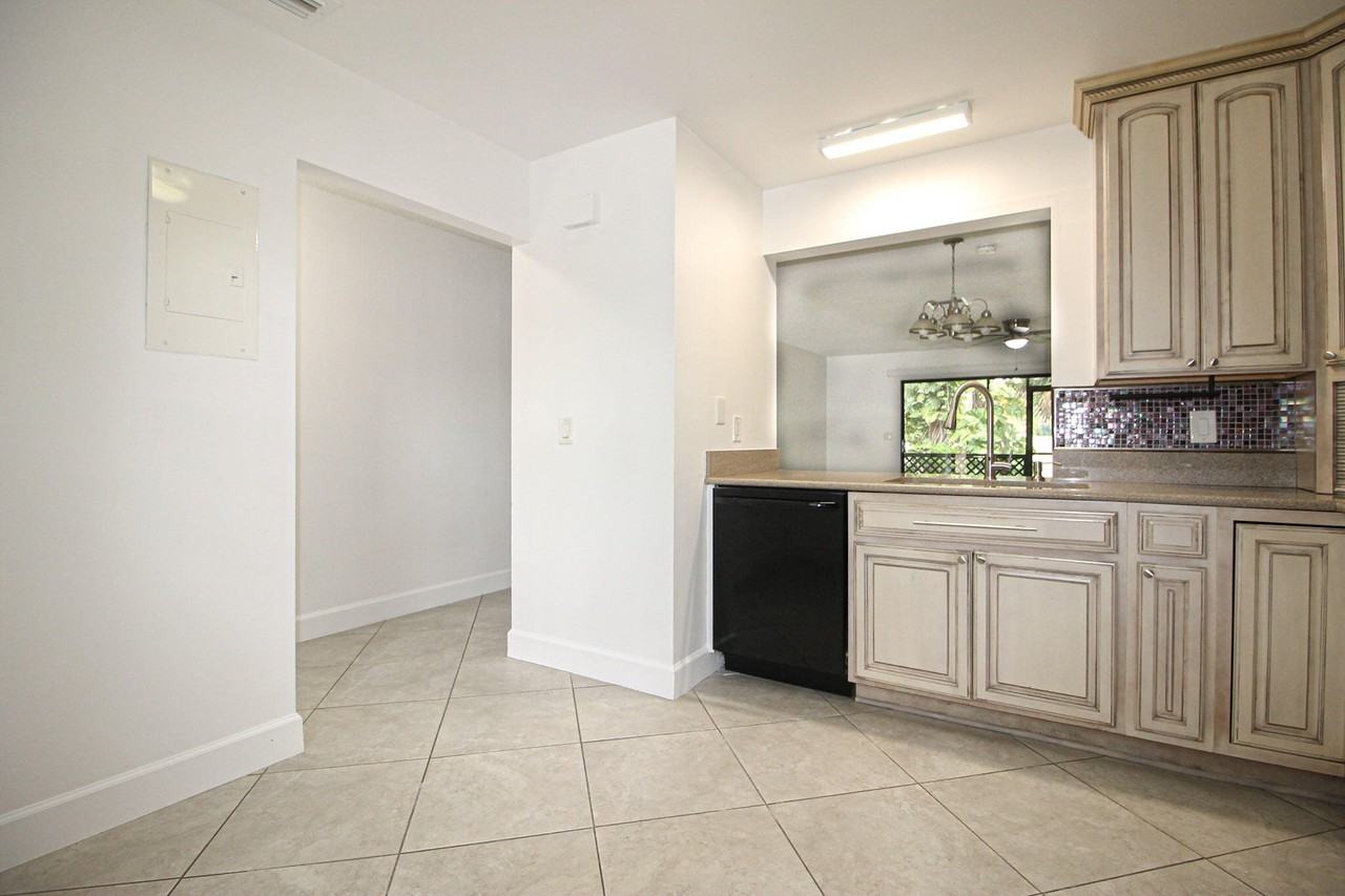 1303 Lakeview Dr E - Photo 5 of 20