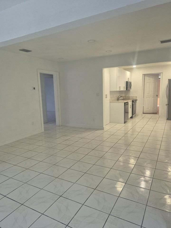 432 Forest Hill Blvd - Photo 4 of 21