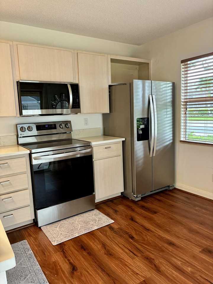 2440 Sw Danbury Ln - Photo 3 of 16