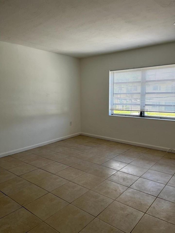 2285 Ne 172nd St #13 - Photo 3 of 22