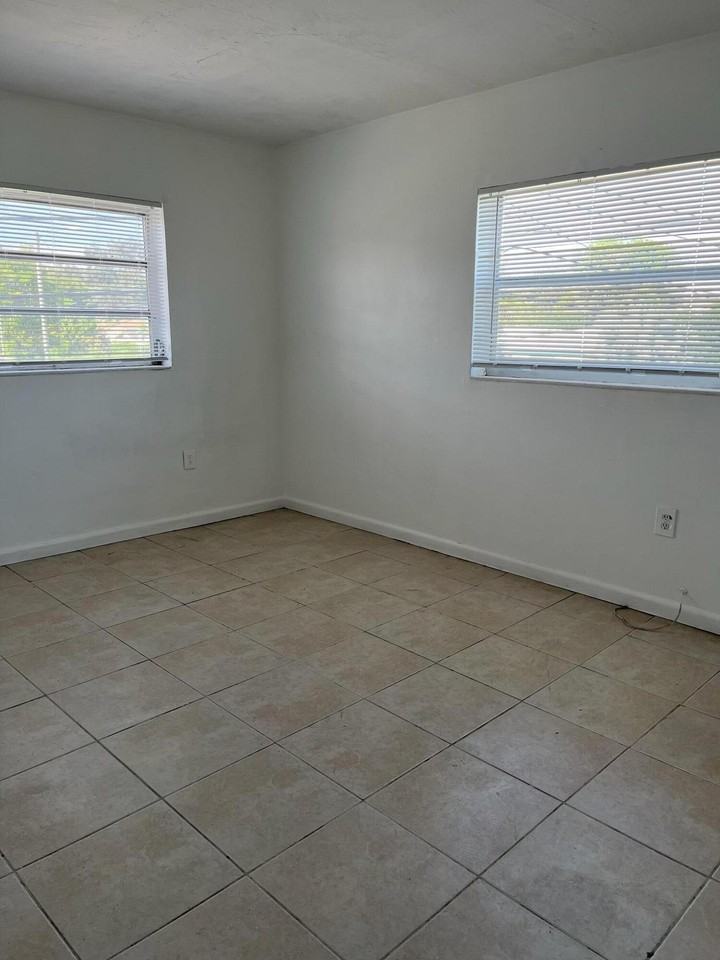 2285 Ne 172nd St #13 - Photo 5 of 22