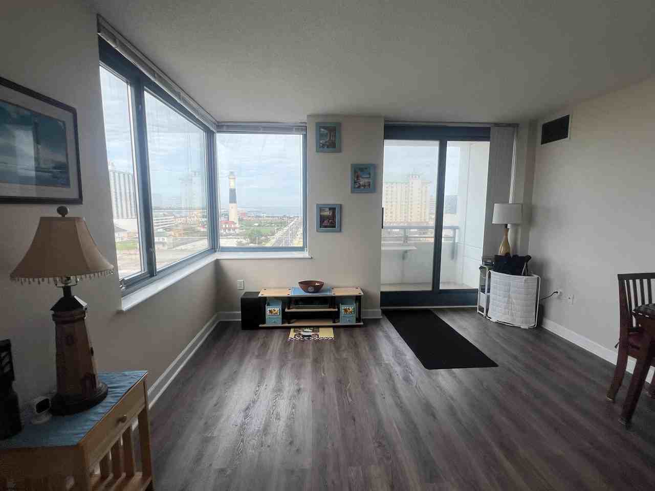 526 Pacific Ave #1801 - Photo 5 of 21