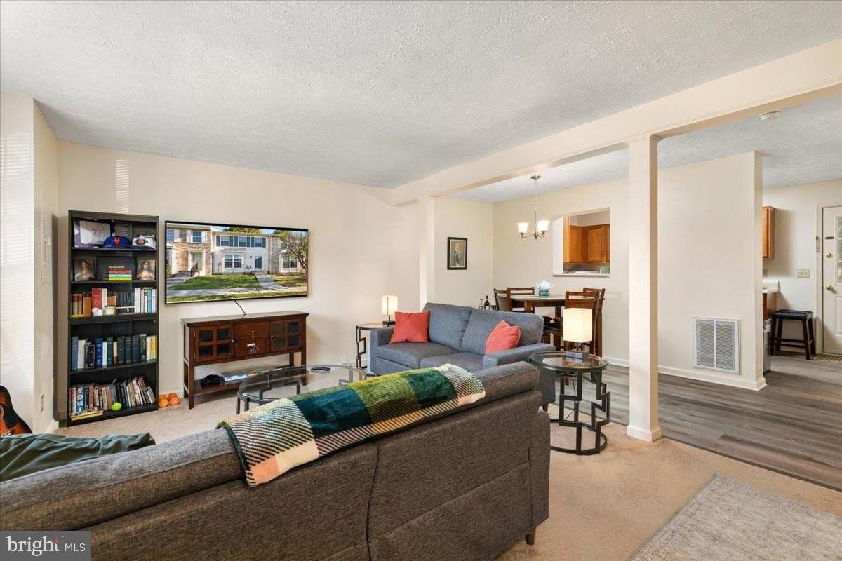 303 Sutton Ct - Photo 4 of 20