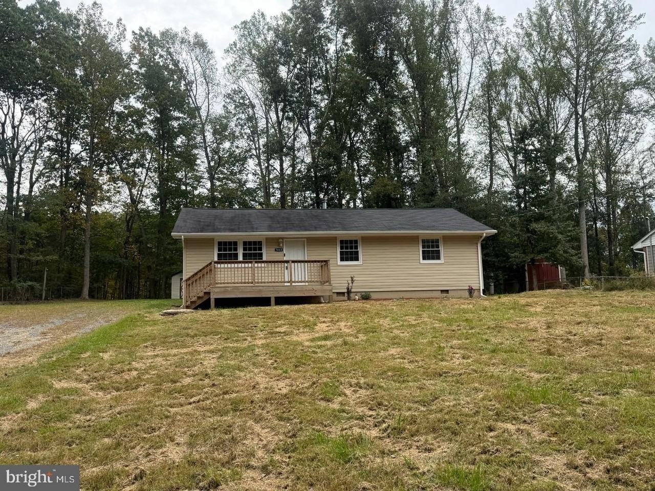7013 Trails End Rd - Photo 3 of 33