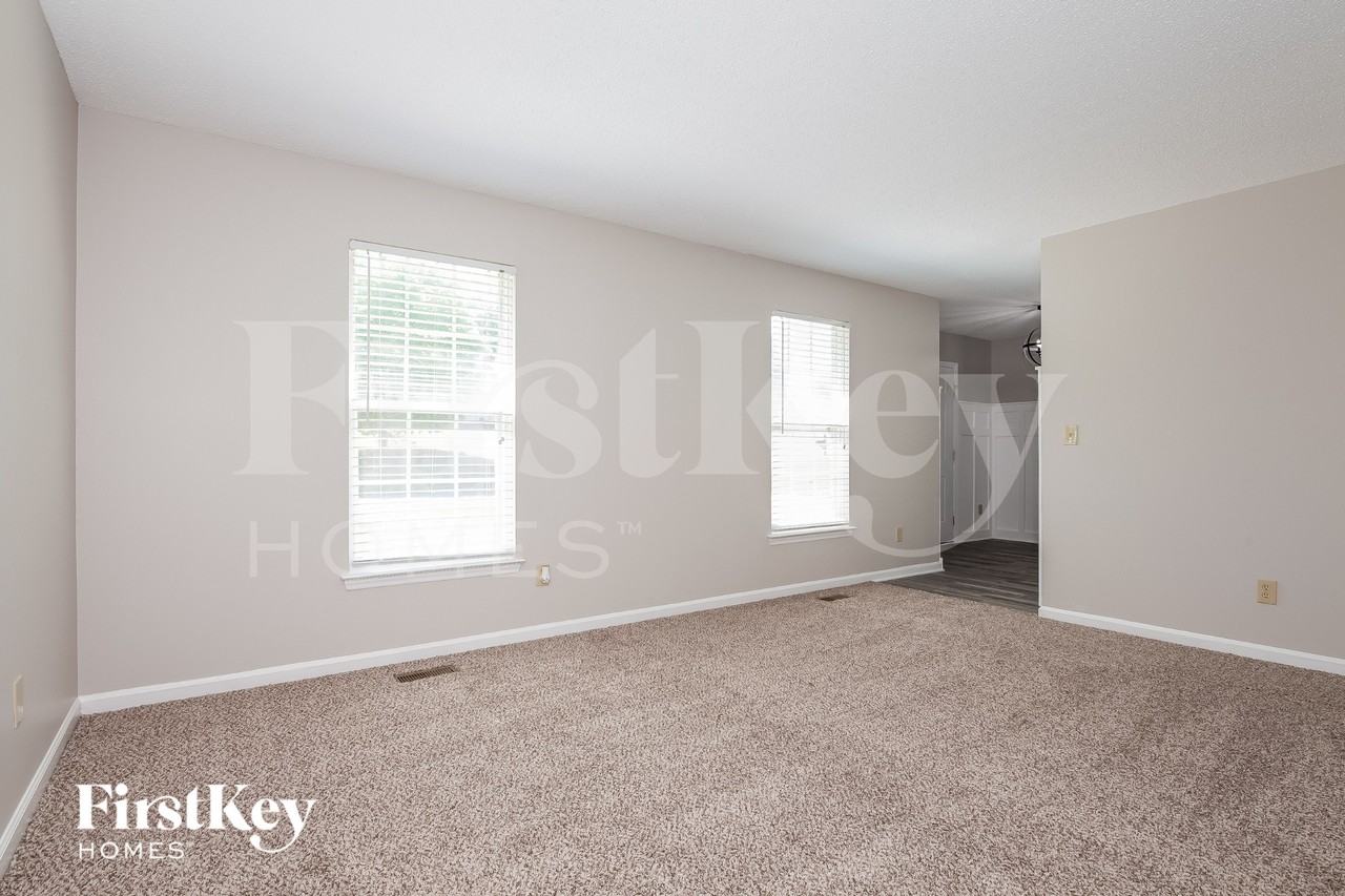 10726 Roxbury Ct - Photo 3 of 15