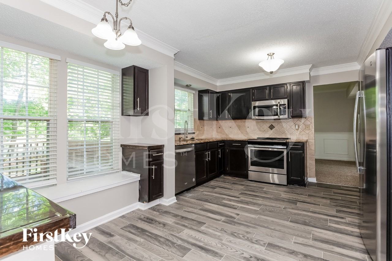10726 Roxbury Ct - Photo 5 of 15
