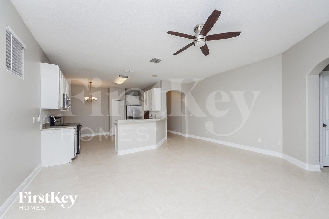 2643 Rainbow Springs Ln - Photo 3 of 16