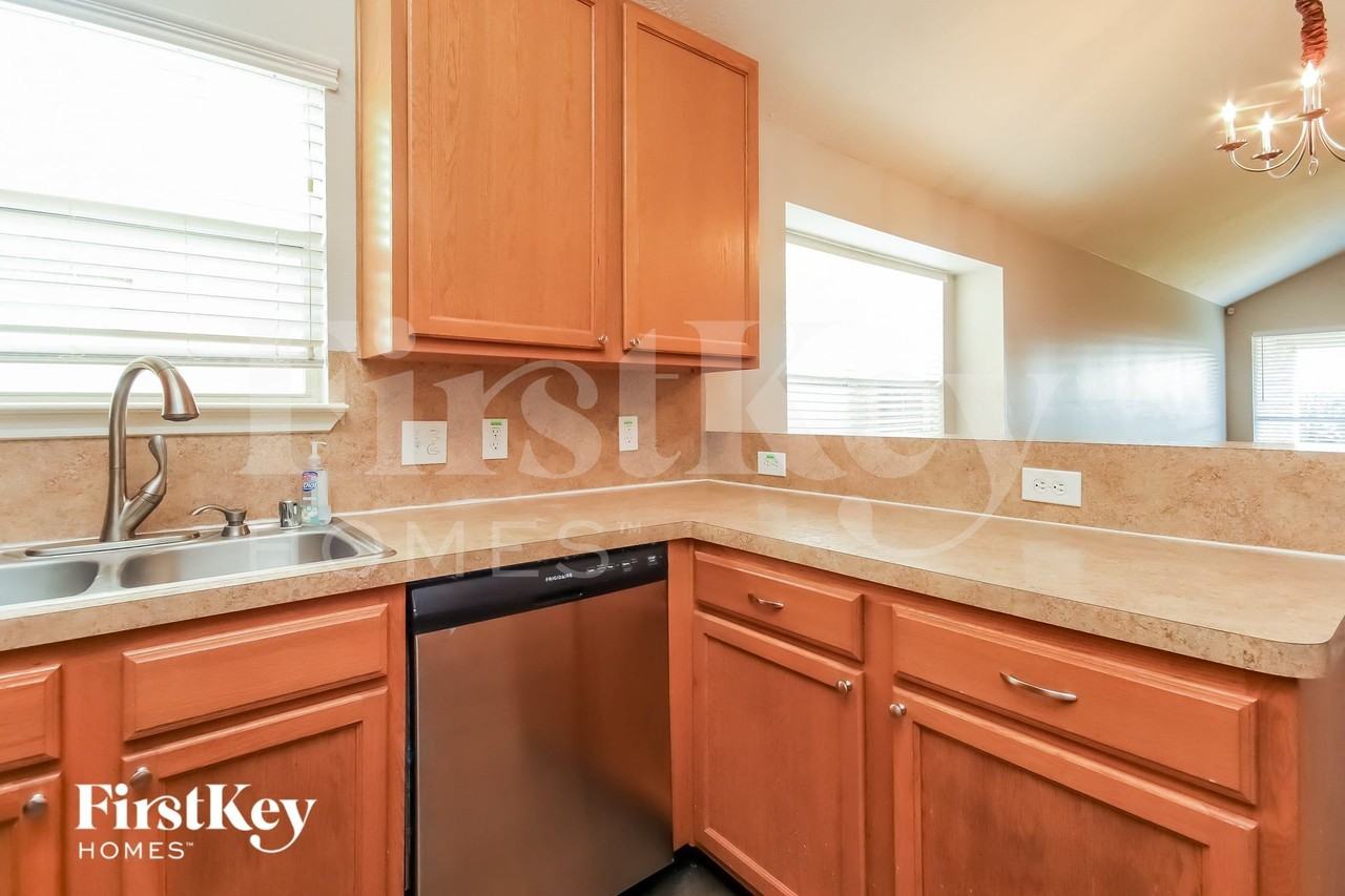 8814 Sombrero St - Photo 7 of 16