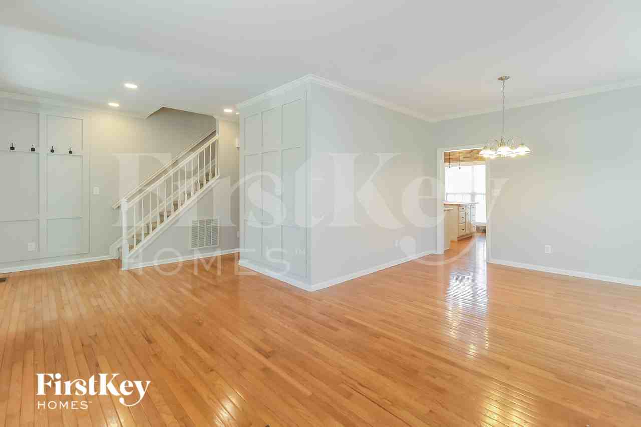 2807 Grasmere Dr - Photo 3 of 15