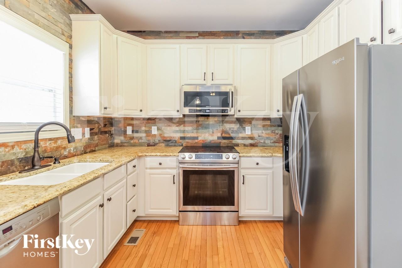 2807 Grasmere Dr - Photo 4 of 15