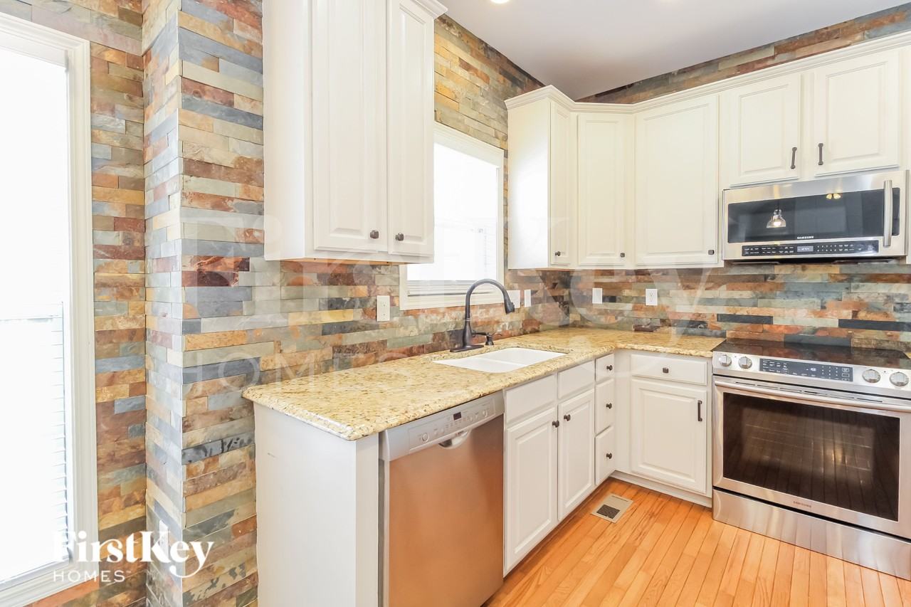 2807 Grasmere Dr - Photo 5 of 15
