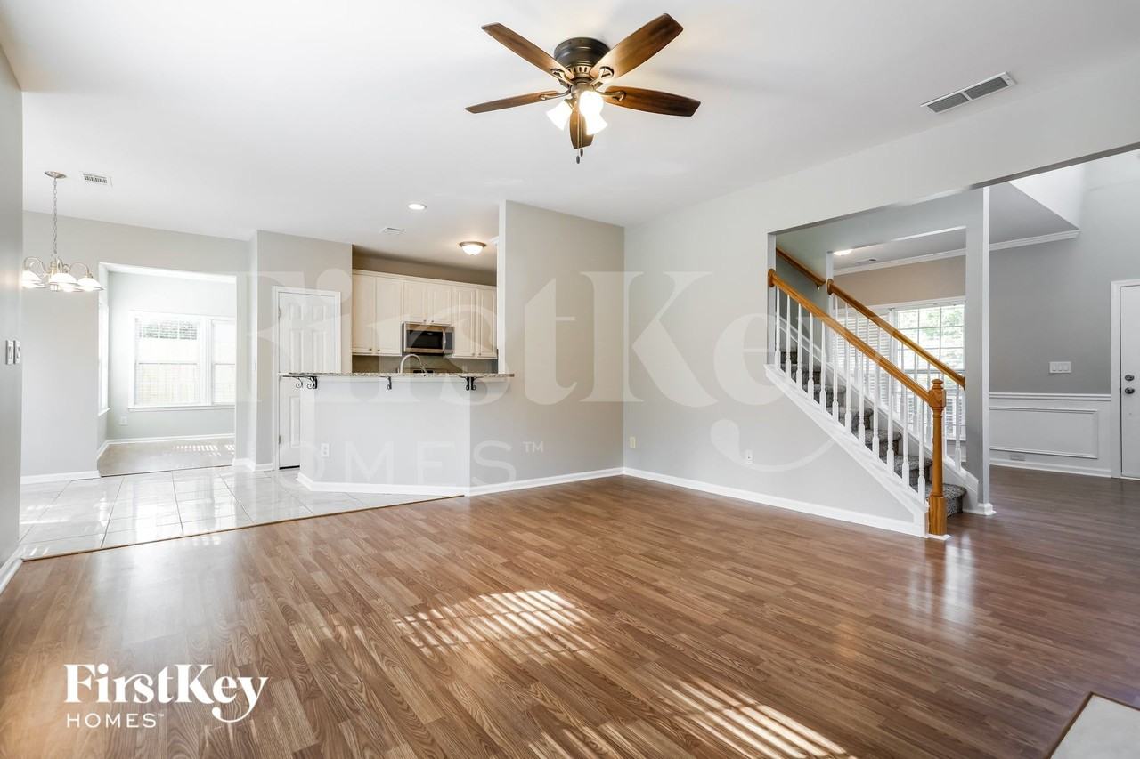 1010 Great Oaks Dr - Photo 3 of 14
