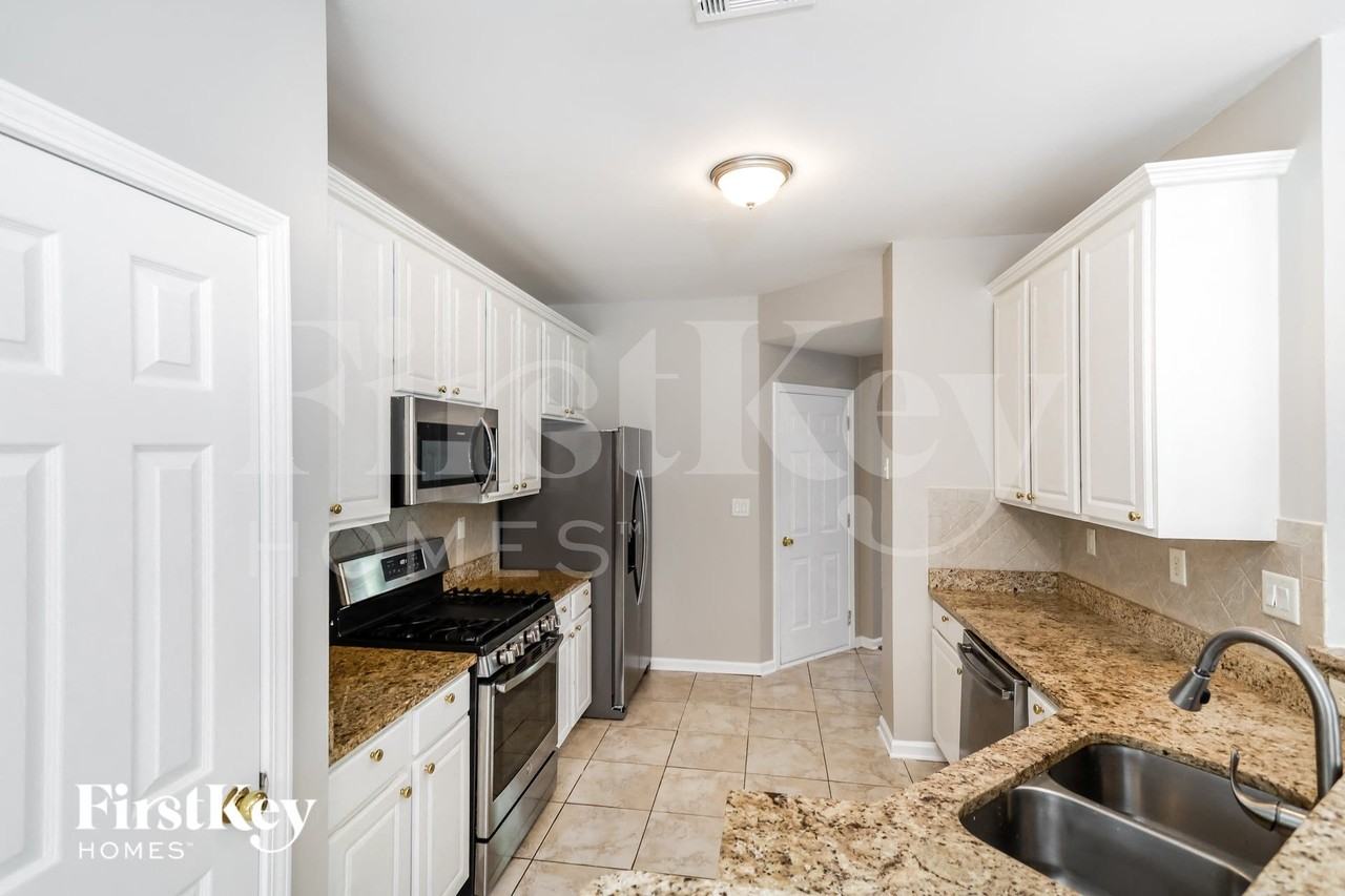 1010 Great Oaks Dr - Photo 4 of 14