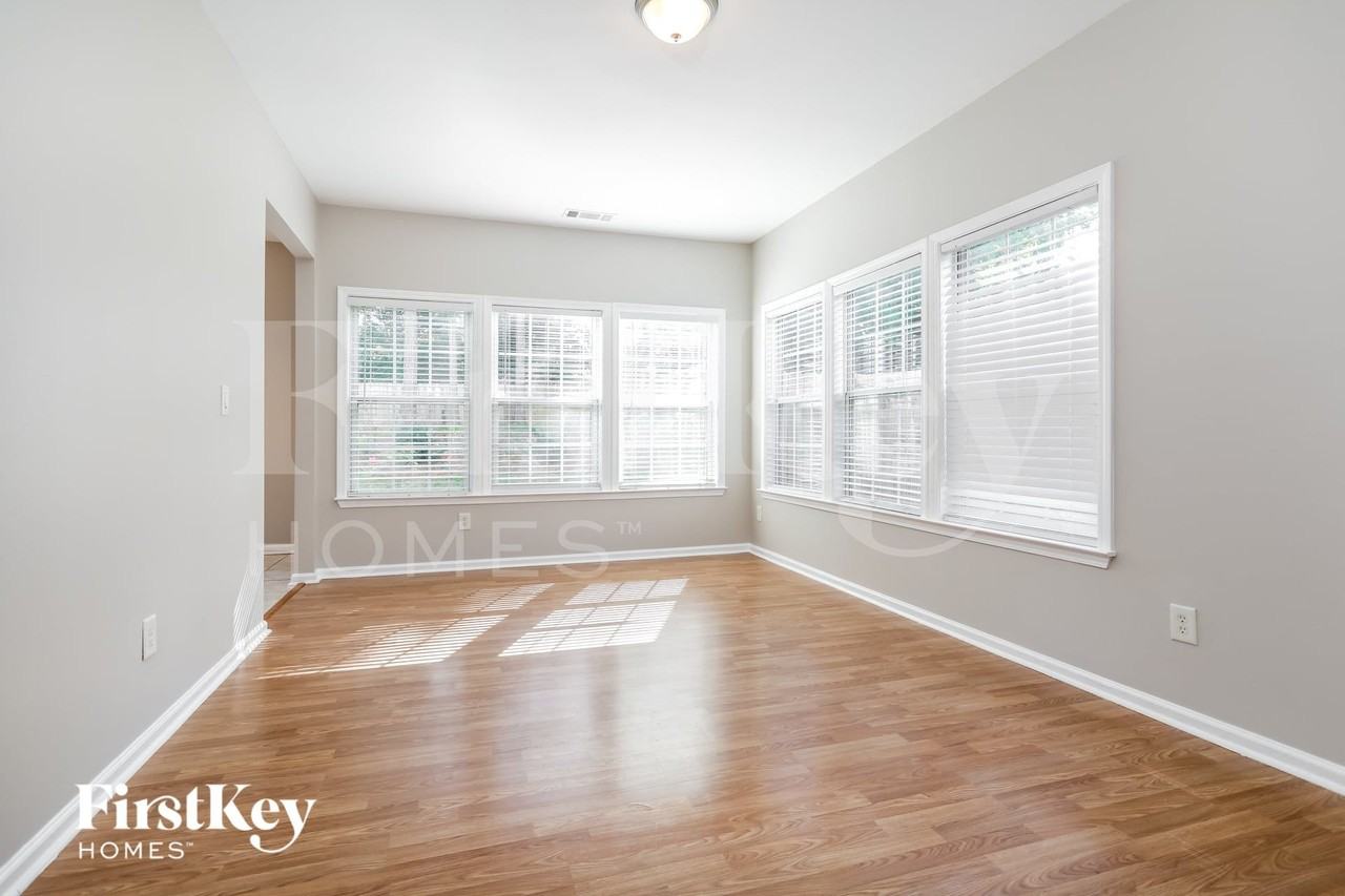 1010 Great Oaks Dr - Photo 5 of 14