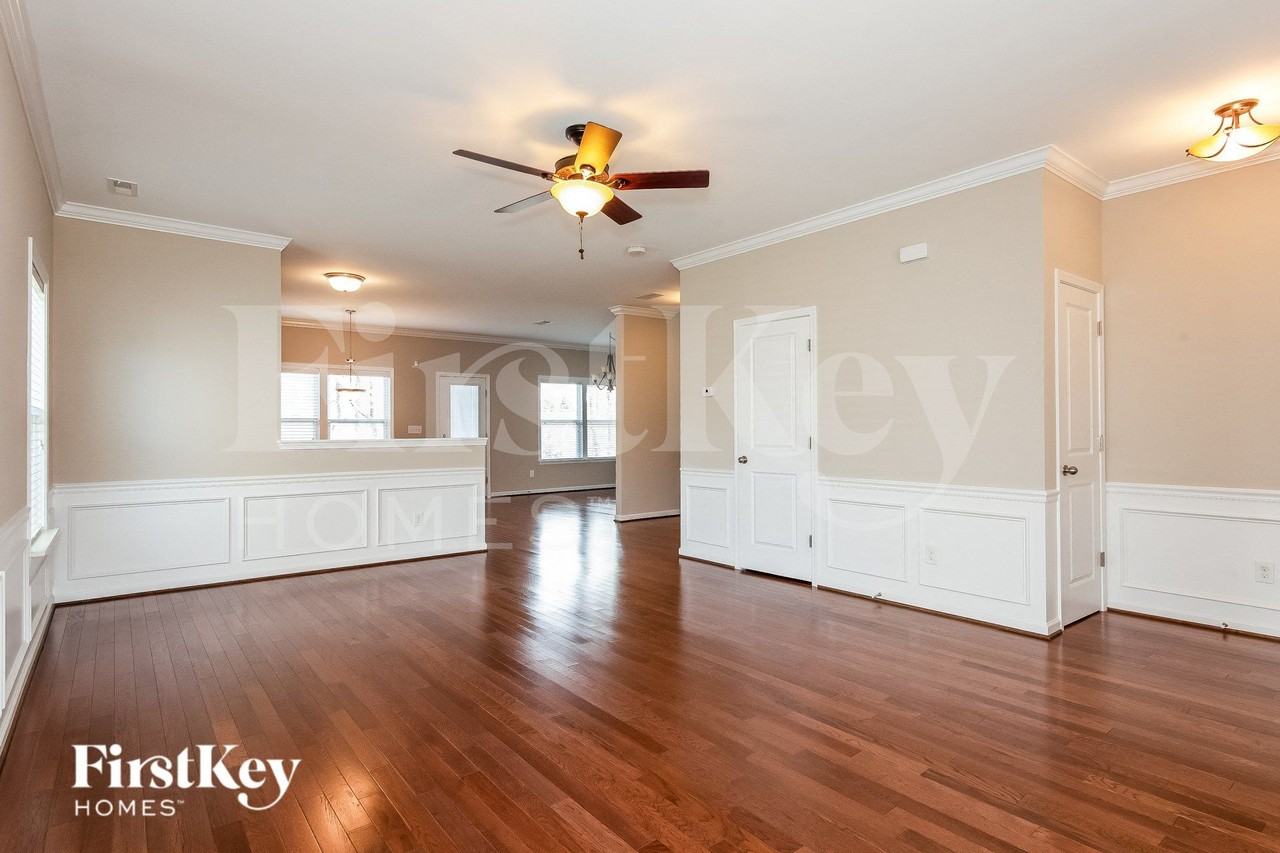 129 Collenton Ln - Photo 4 of 15