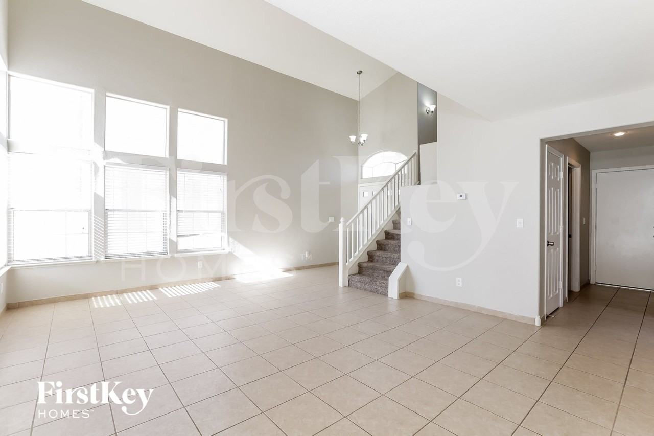 8013 Hilliard Ave - Photo 3 of 15