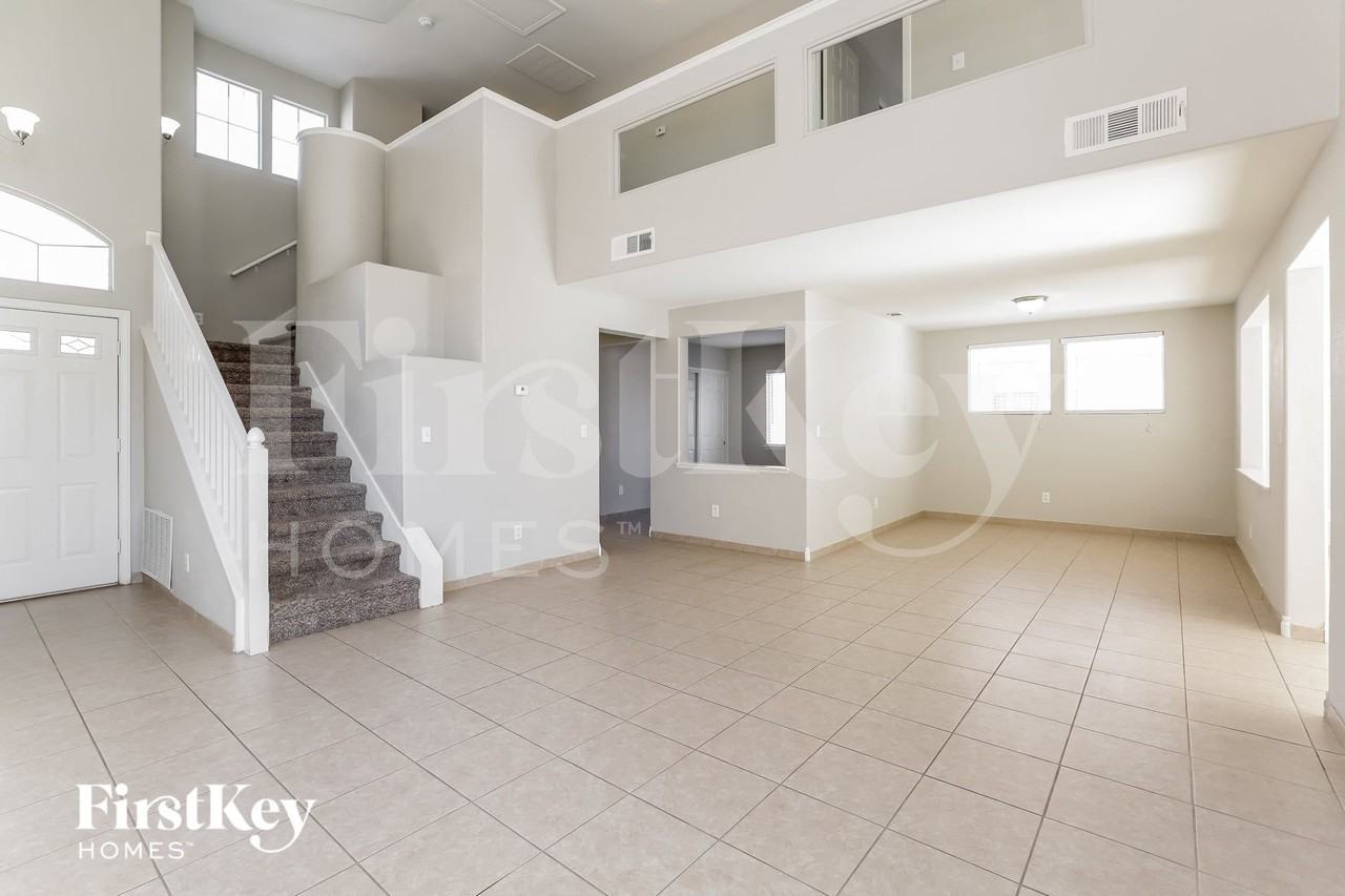 8013 Hilliard Ave - Photo 4 of 15