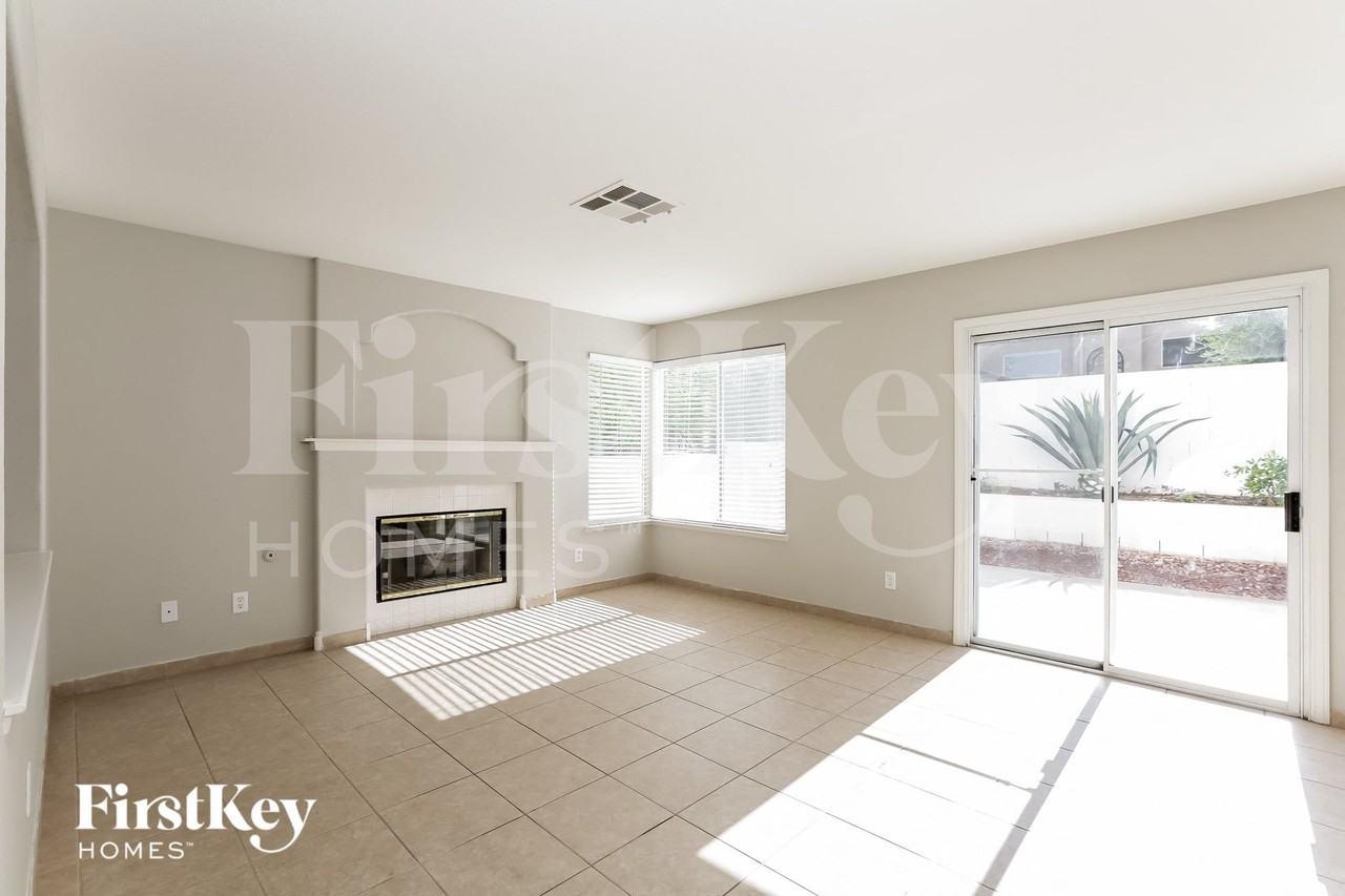 8013 Hilliard Ave - Photo 5 of 15