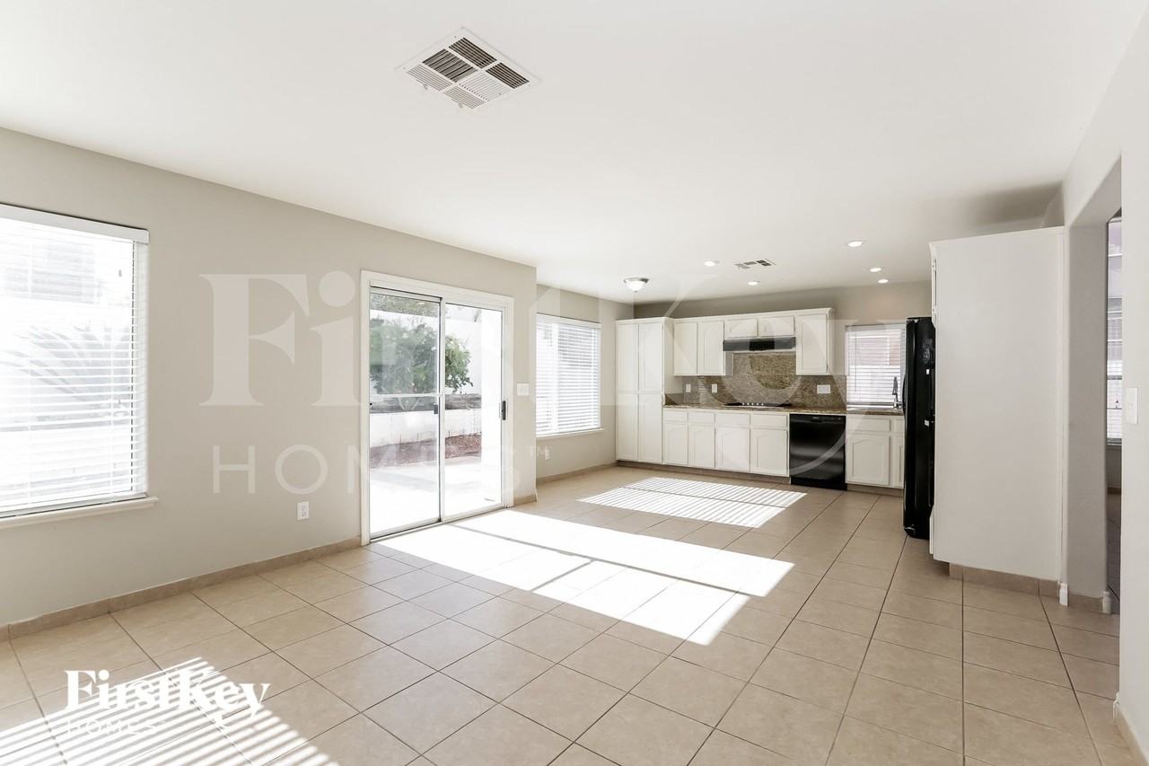 8013 Hilliard Ave - Photo 6 of 15