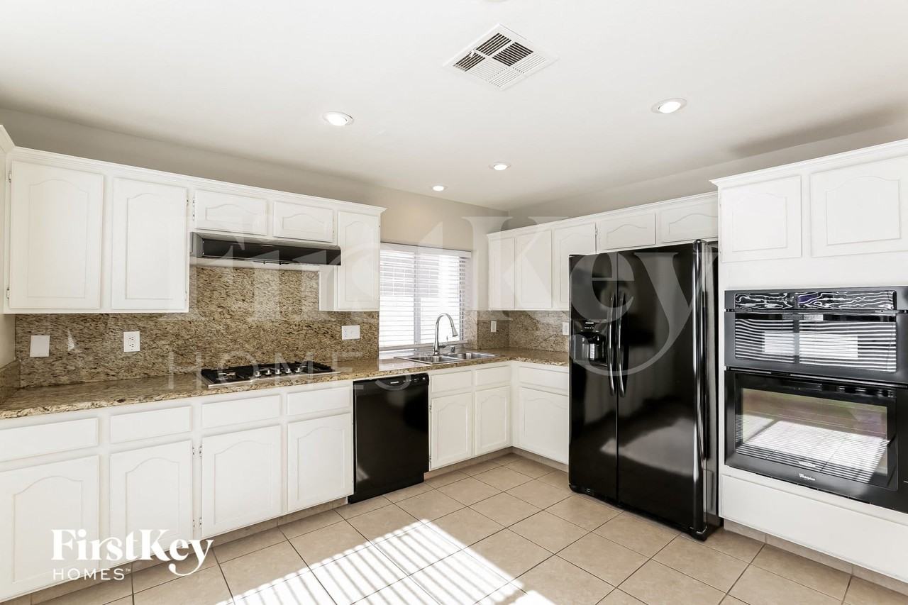 8013 Hilliard Ave - Photo 7 of 15