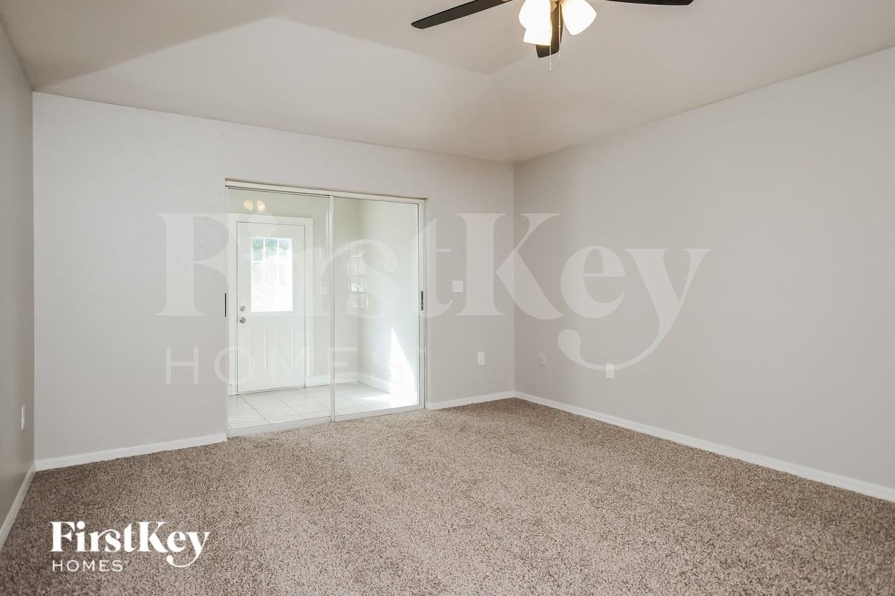 618 Crystals Blvd - Photo 3 of 16