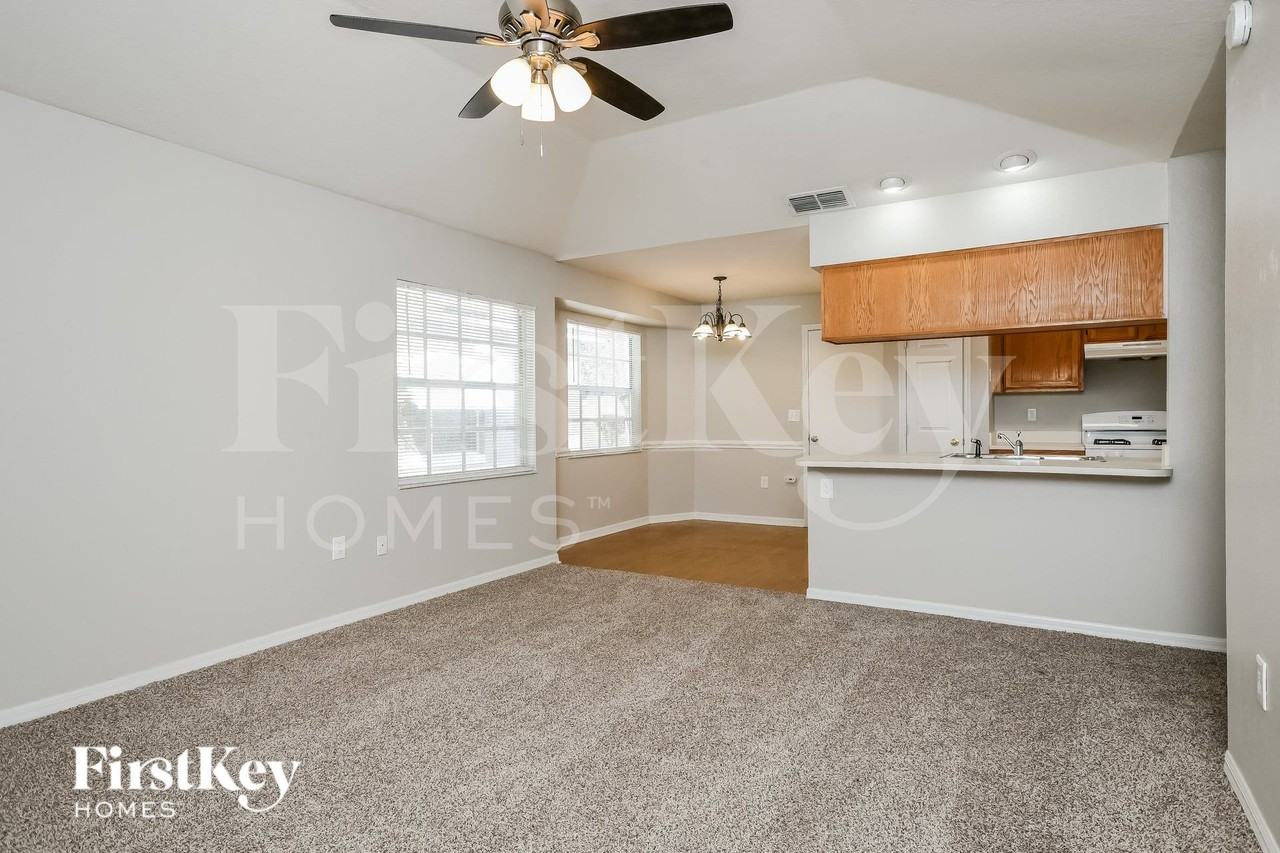 618 Crystals Blvd - Photo 4 of 16