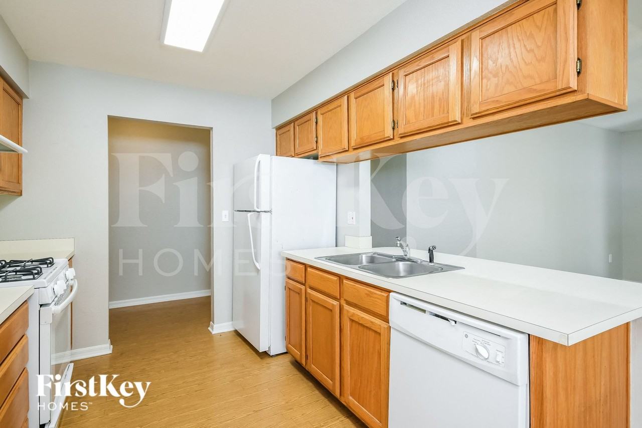 618 Crystals Blvd - Photo 6 of 16