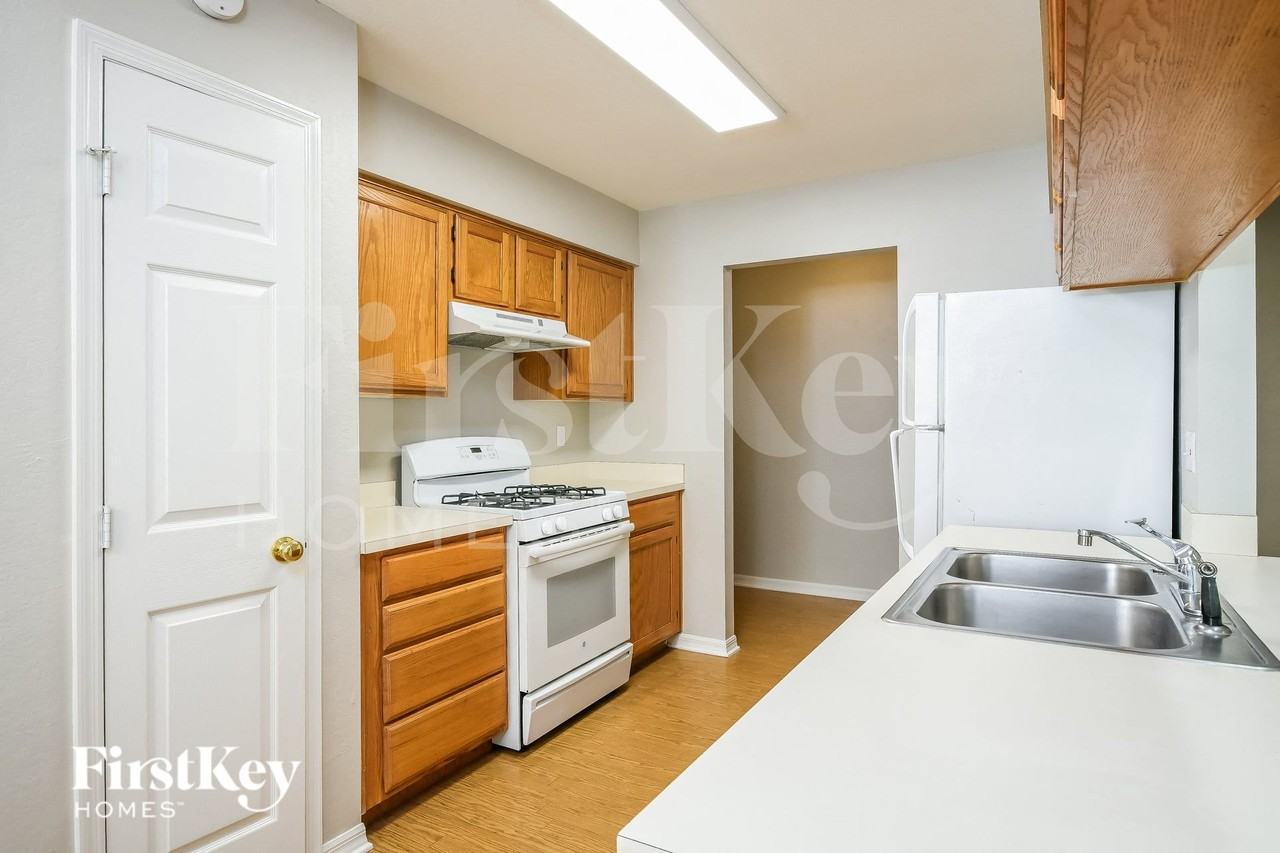 618 Crystals Blvd - Photo 7 of 16