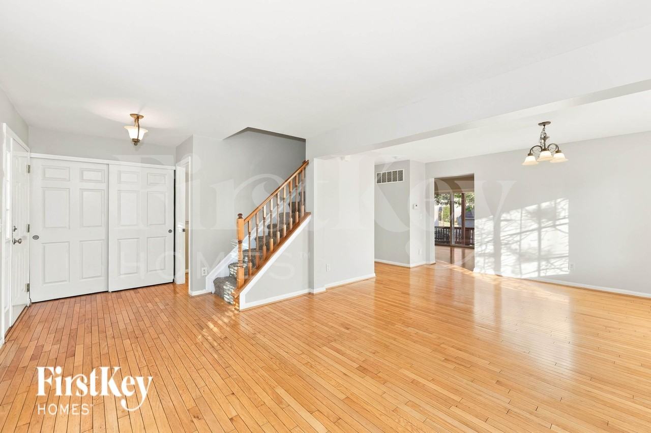 6176 Fox Run Ln - Photo 2 of 16