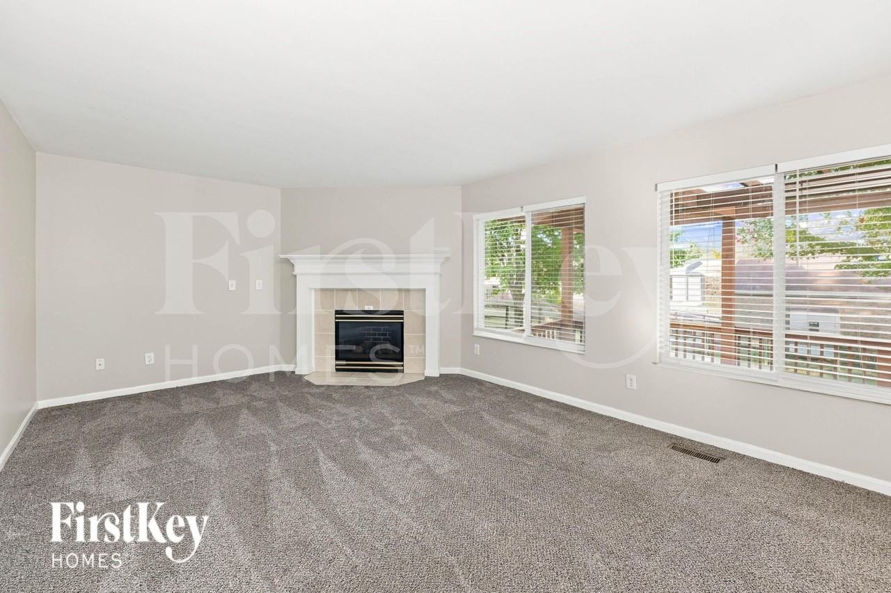 6176 Fox Run Ln - Photo 7 of 16