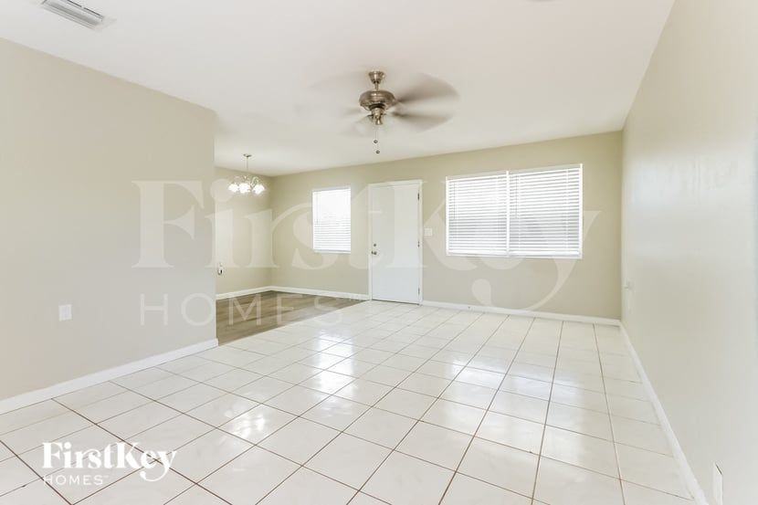 405 E Gateway Blvd - Photo 4 of 16
