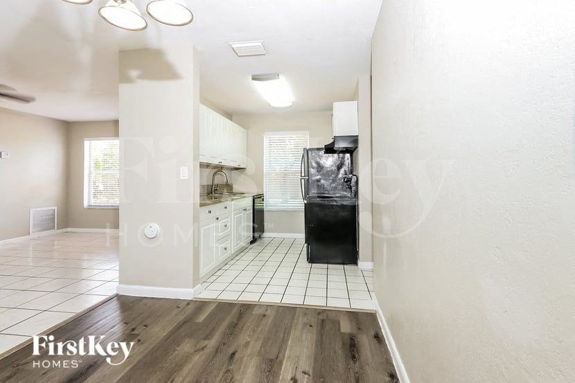 405 E Gateway Blvd - Photo 7 of 16