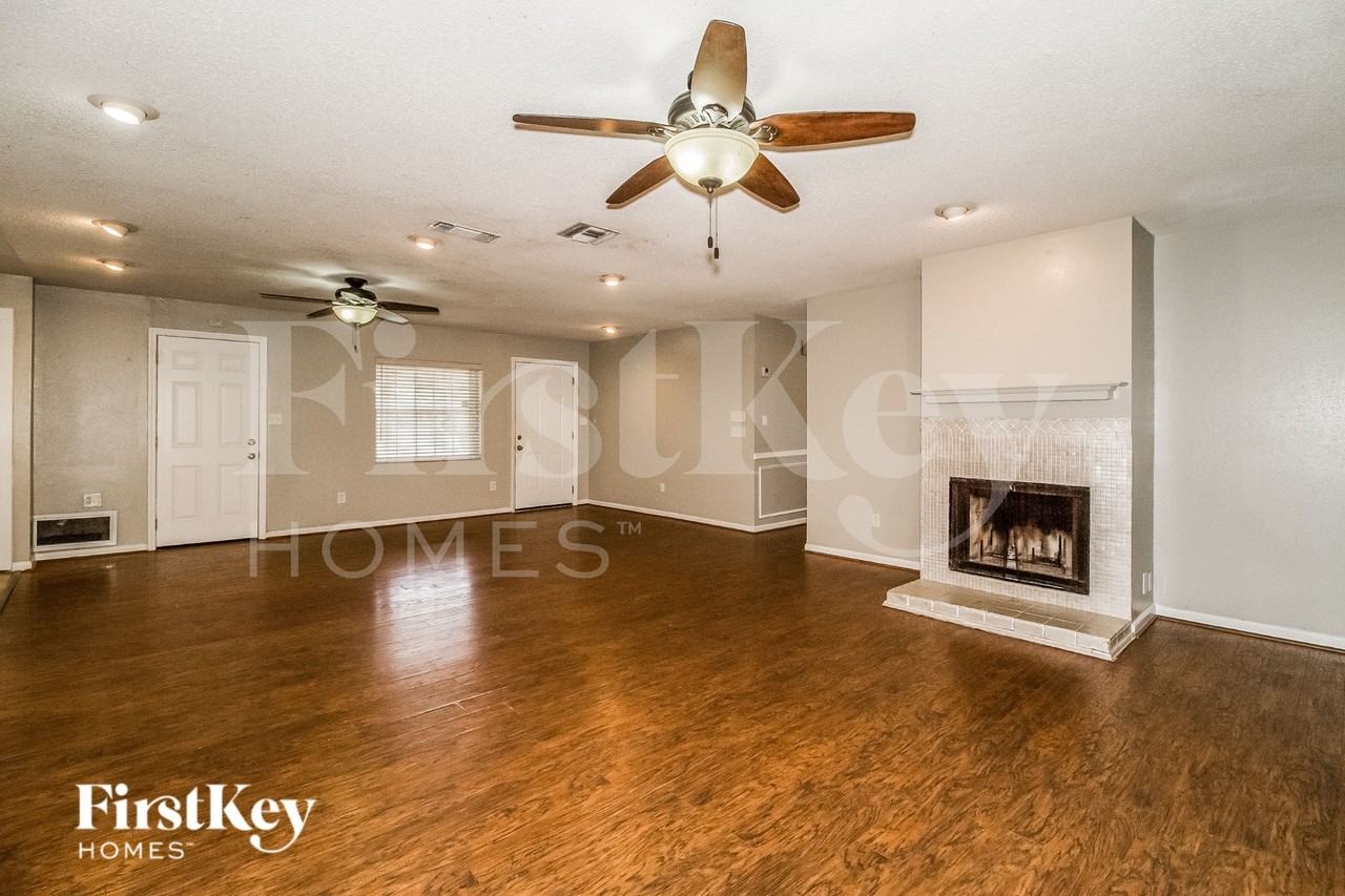 3636 Mirror Lake Dr - Photo 3 of 16