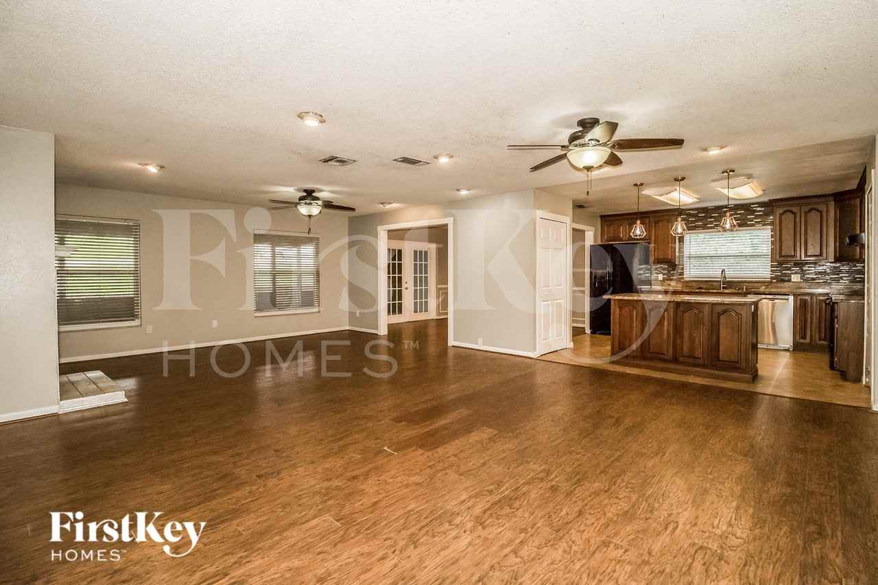 3636 Mirror Lake Dr - Photo 4 of 16