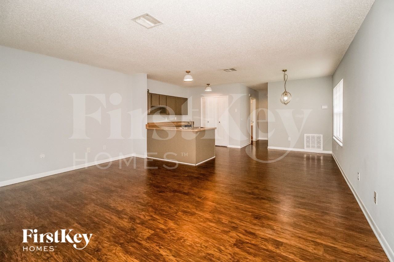 3636 Mirror Lake Dr - Photo 5 of 16
