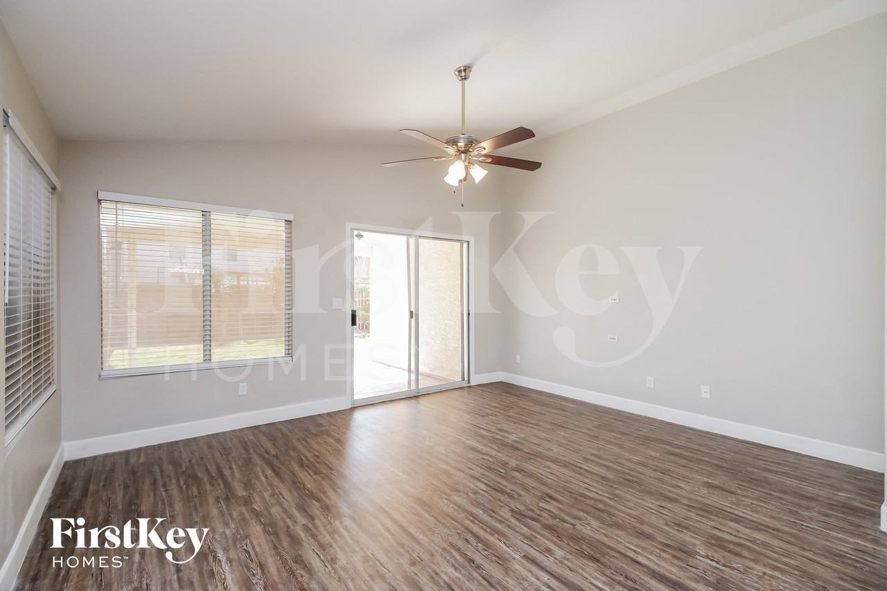1121 W Kingbird Dr - Photo 2 of 15
