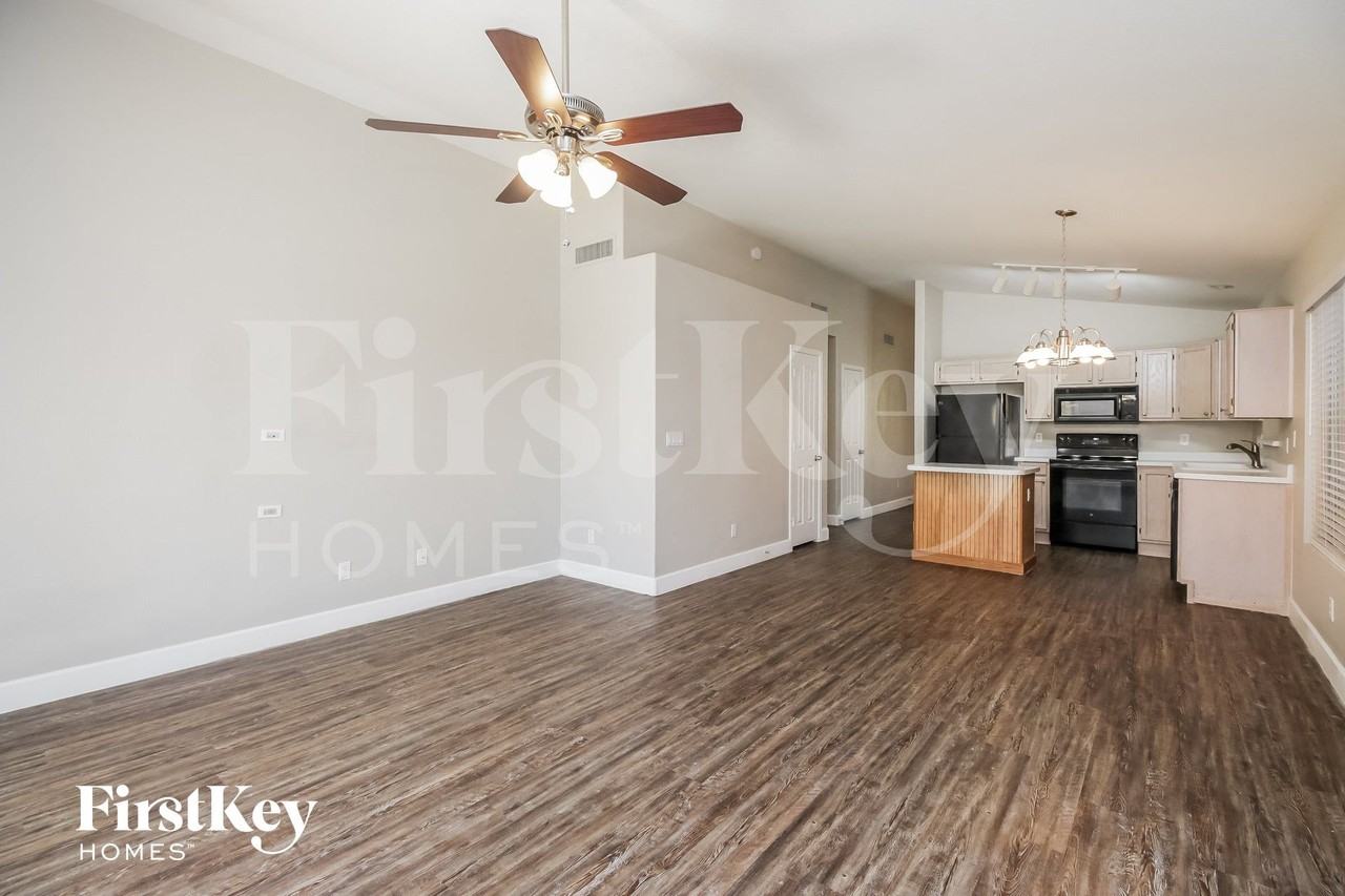 1121 W Kingbird Dr - Photo 3 of 15
