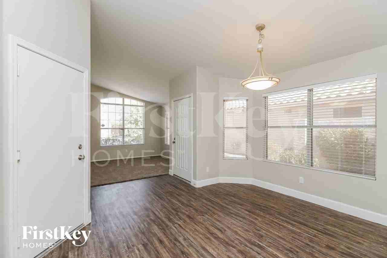 1121 W Kingbird Dr - Photo 4 of 15
