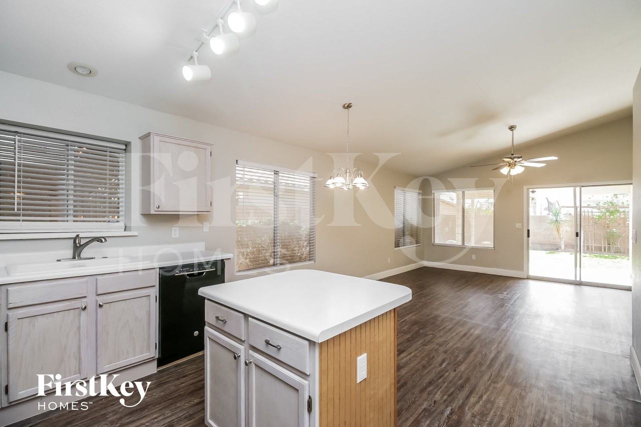 1121 W Kingbird Dr - Photo 5 of 15