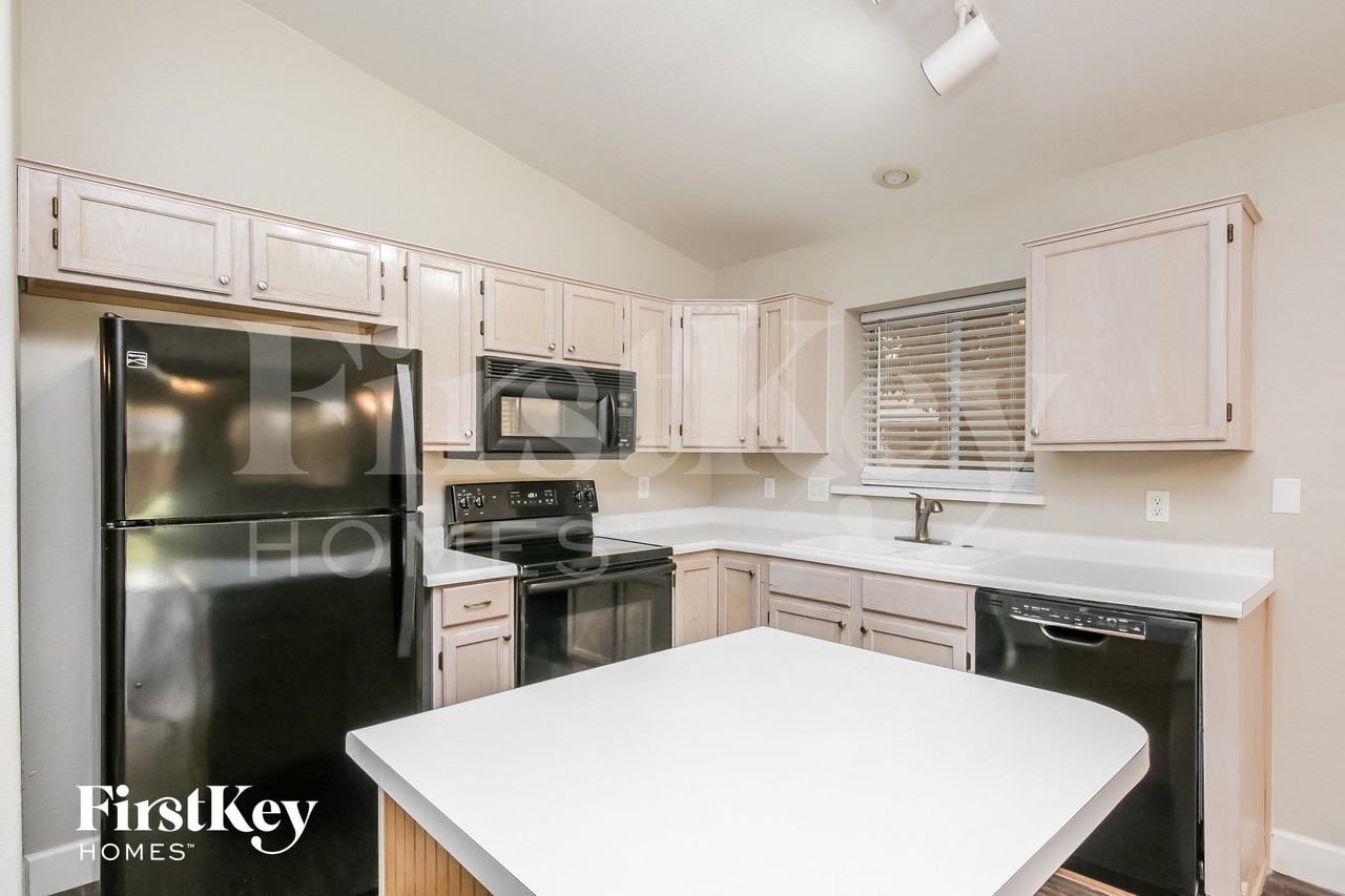 1121 W Kingbird Dr - Photo 6 of 15
