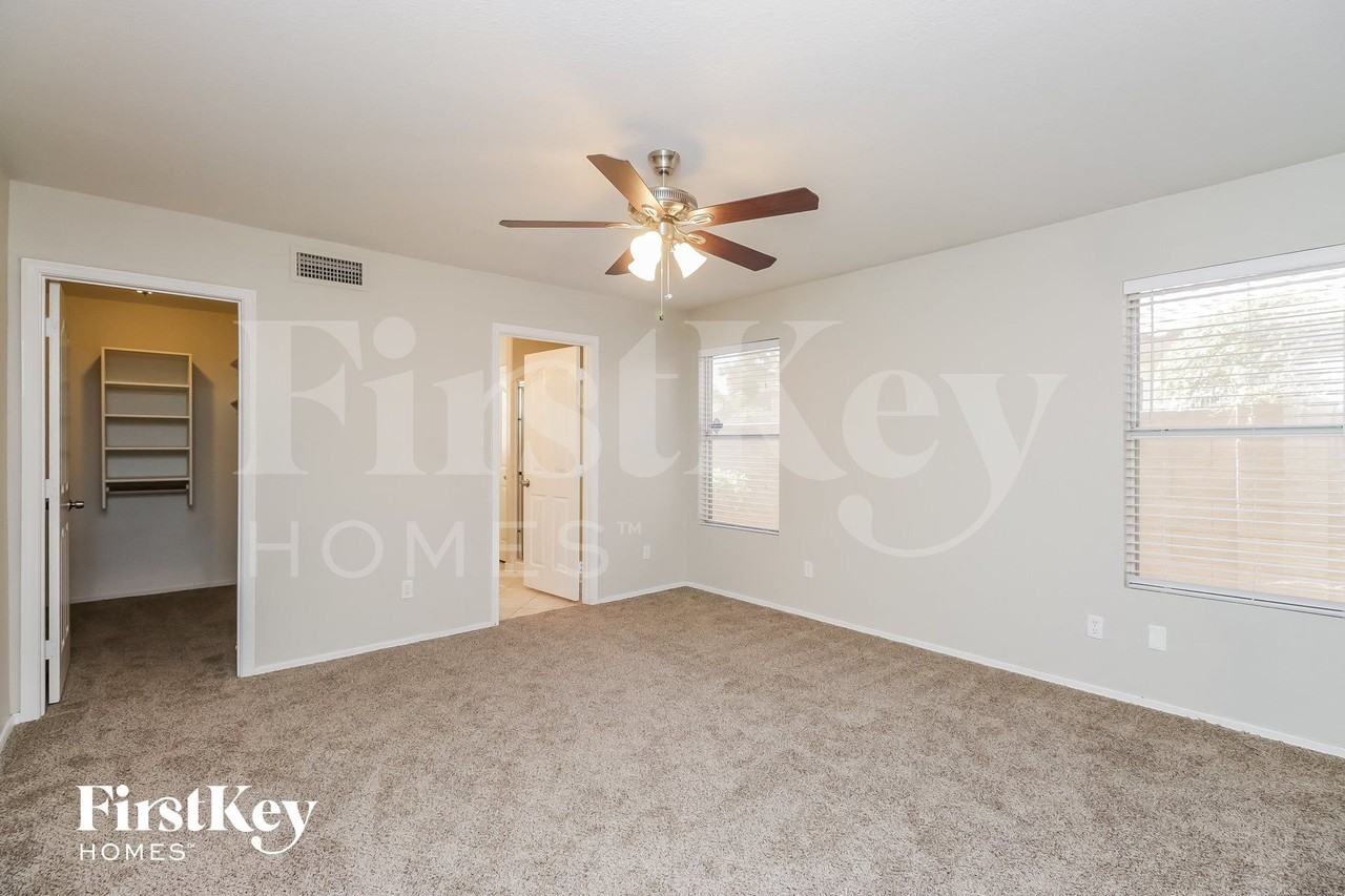1121 W Kingbird Dr - Photo 7 of 15