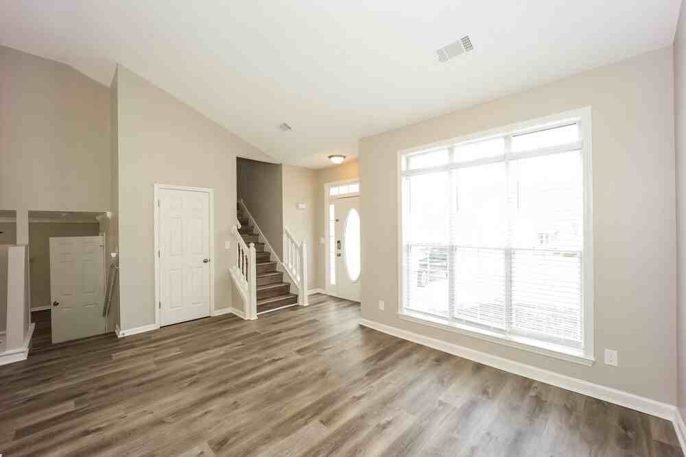 1072 Wynnbrook Ln - Photo 4 of 17