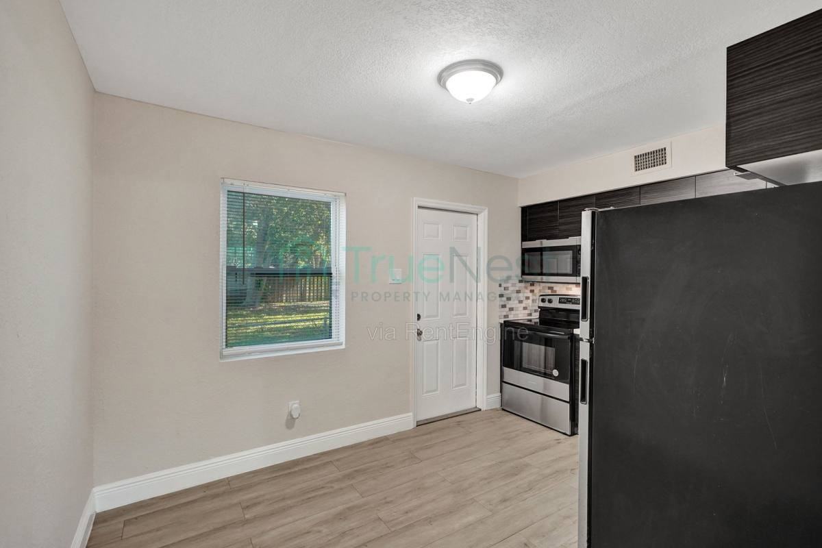 429 Nw 9th Ave #1 - Photo 6 of 20