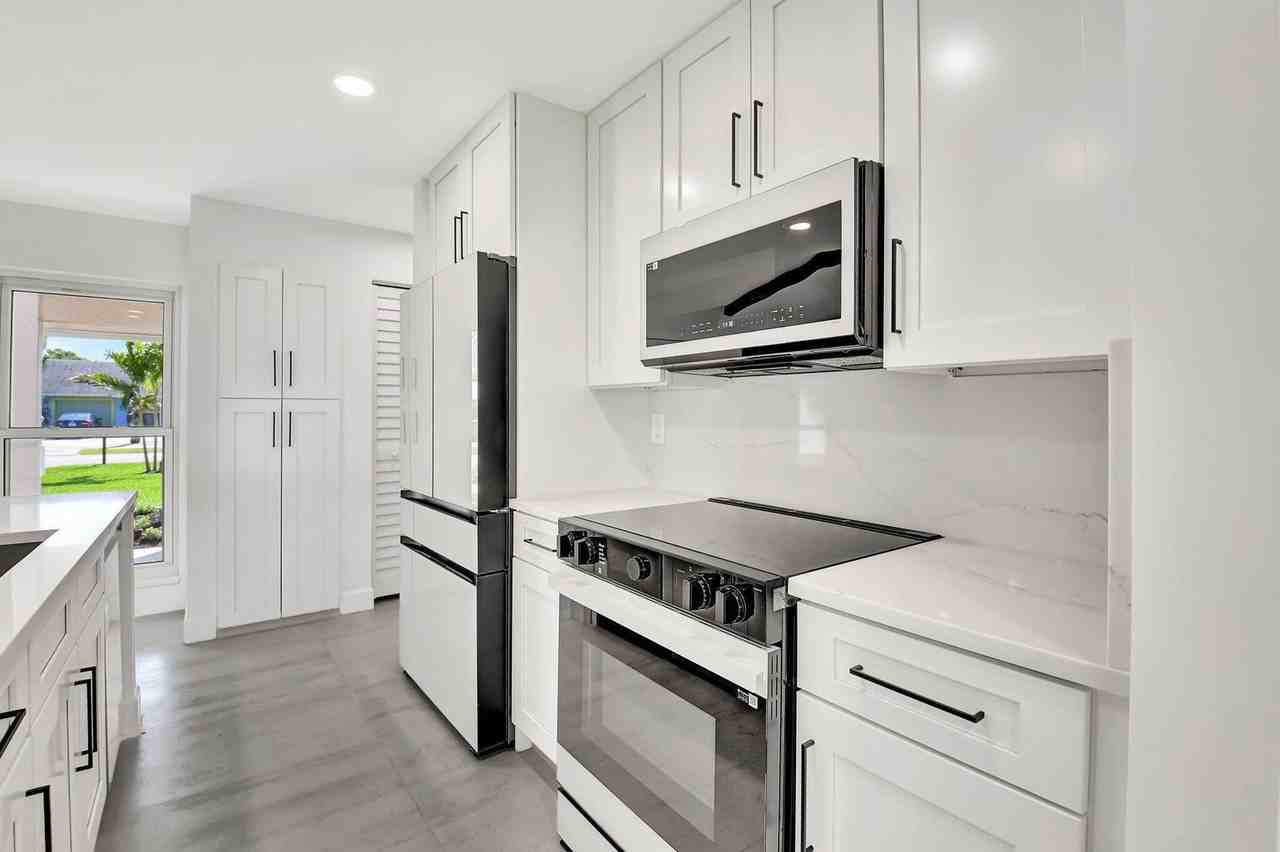 2918 Cormorant Rd - Photo 6 of 37